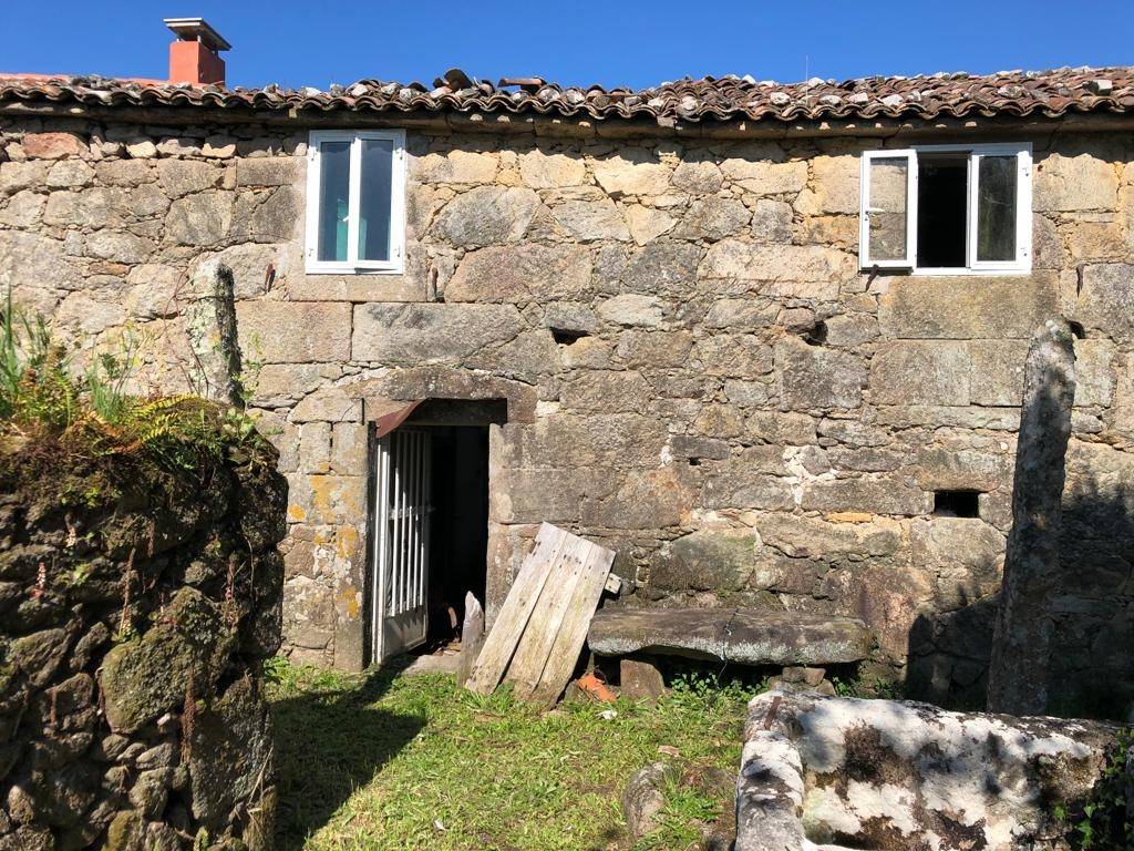 CASA DE PIEDRA A REFORMAR CON TERRENO, CERCA DE BERTAMIRANS