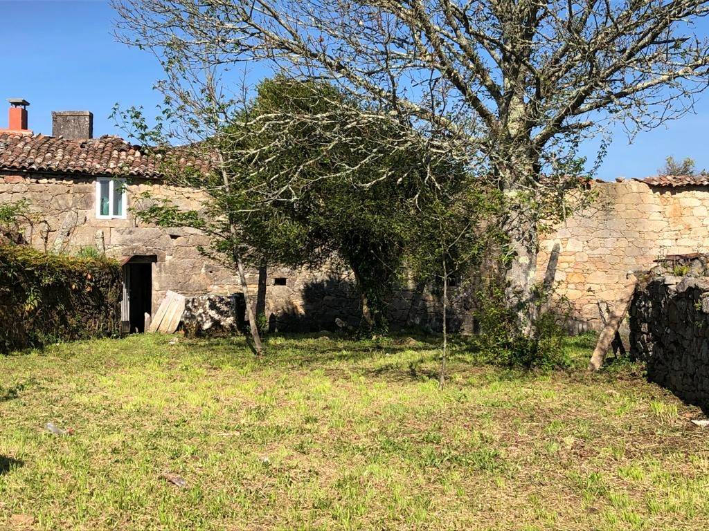 CASA DE PIEDRA A REFORMAR CON TERRENO, CERCA DE BERTAMIRANS