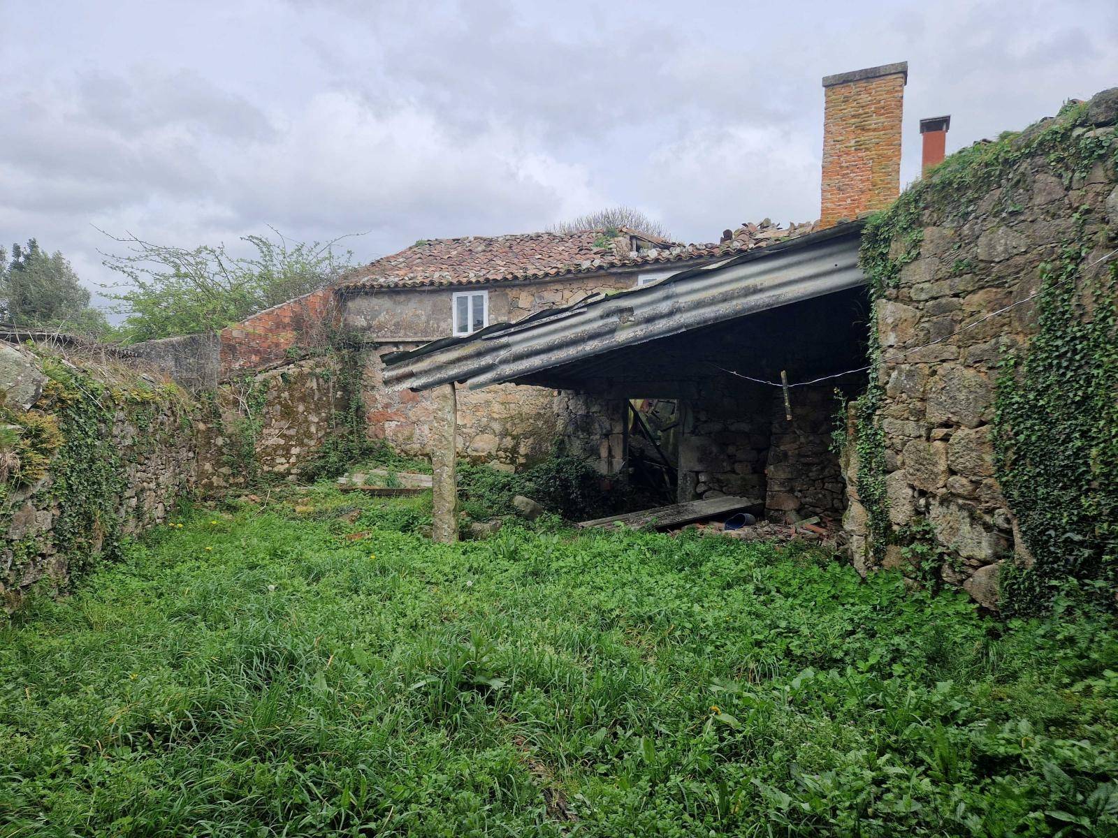 CASA DE PIEDRA A REFORMAR CON TERRENO, CERCA DE BERTAMIRANS