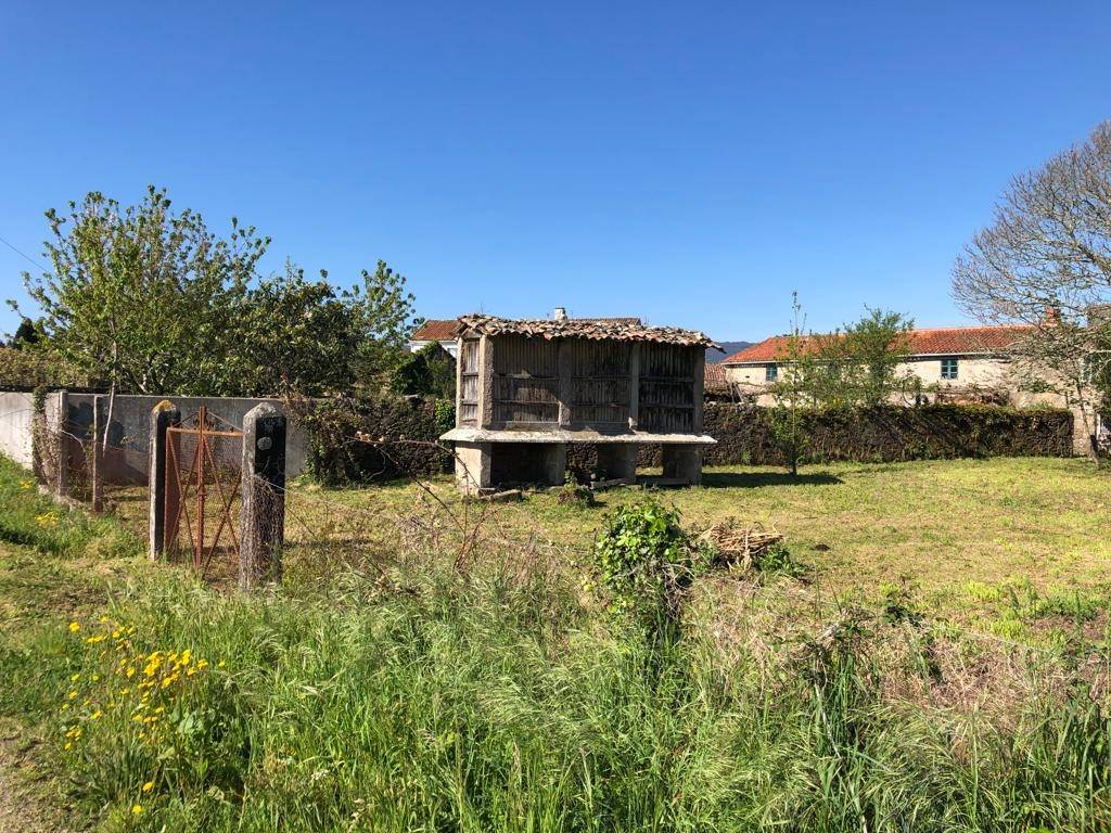 CASA DE PIEDRA A REFORMAR CON TERRENO, CERCA DE BERTAMIRANS