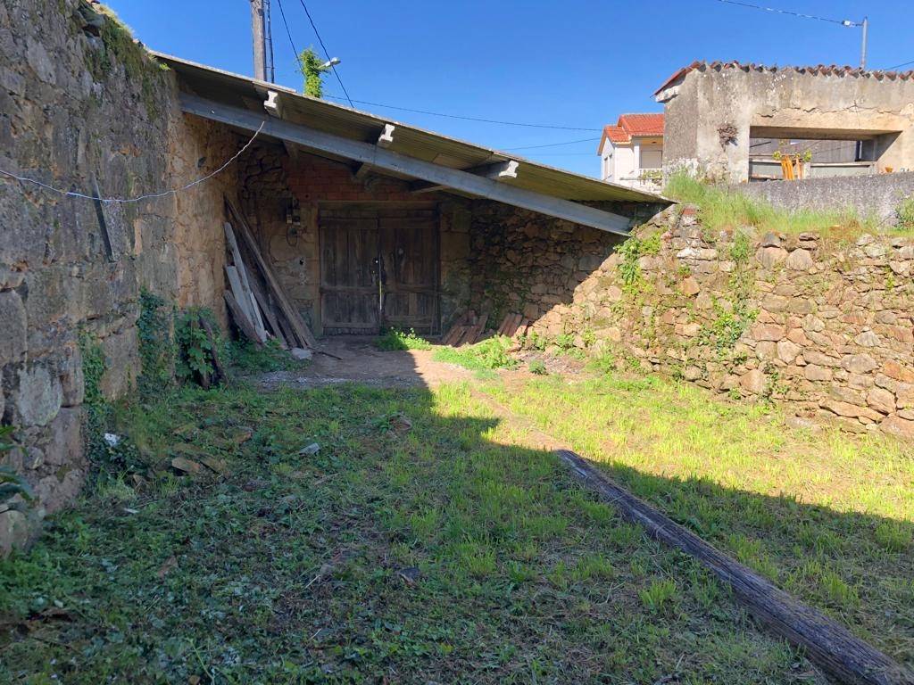 CASA DE PIEDRA A REFORMAR CON TERRENO, CERCA DE BERTAMIRANS