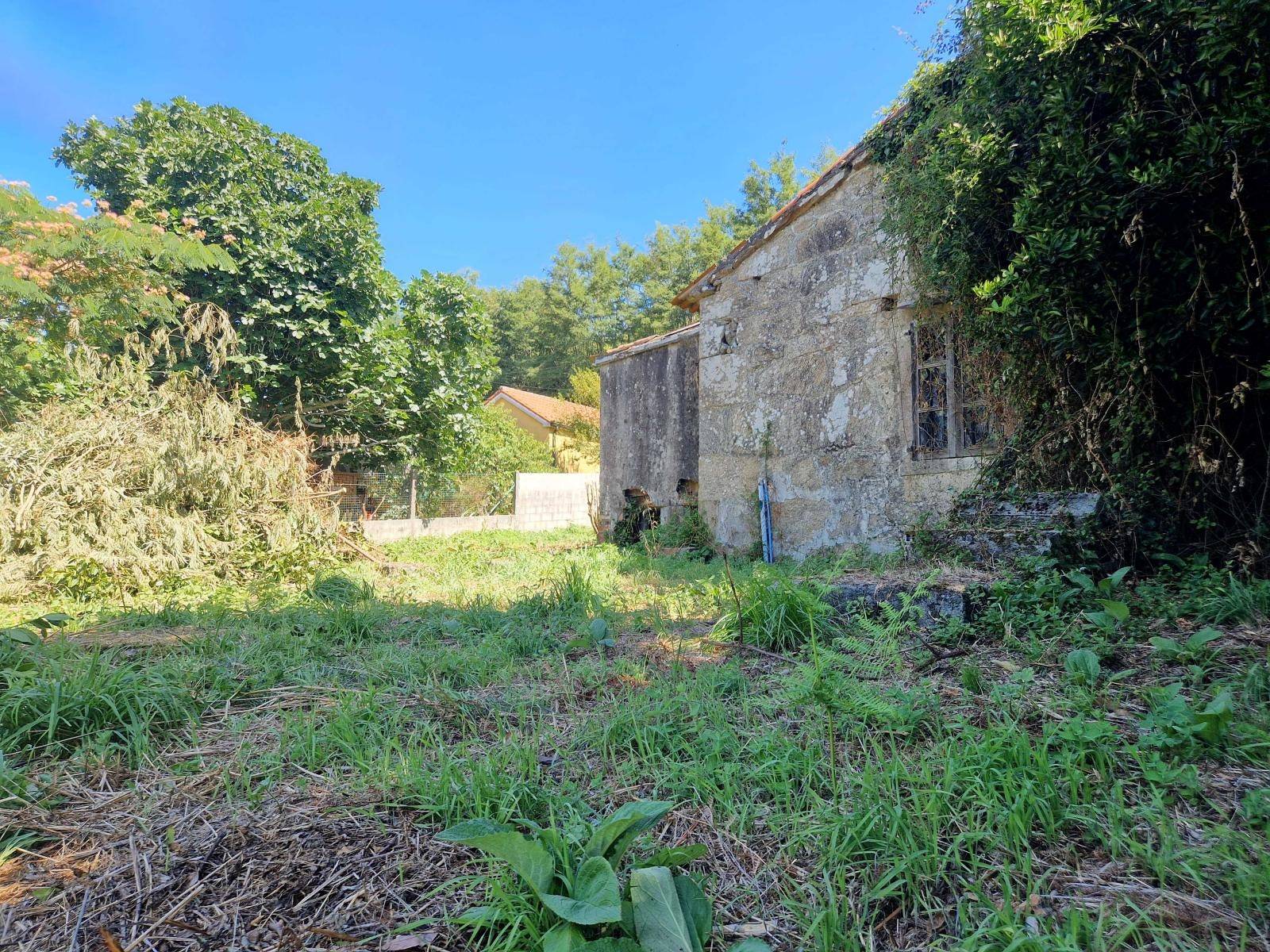 CASA A REFORMAR CON TERRENO MUY CERCA DE BERTAMIRANS