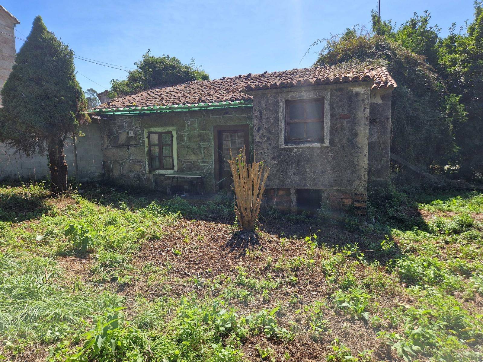 CASA A REFORMAR CON TERRENO MUY CERCA DE BERTAMIRANS