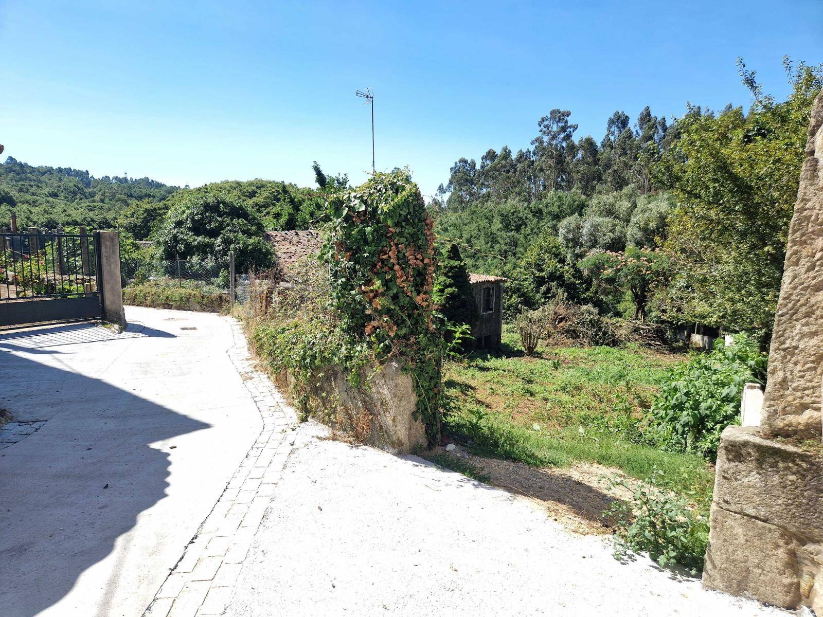 CASA A REFORMAR CON TERRENO MUY CERCA DE BERTAMIRANS