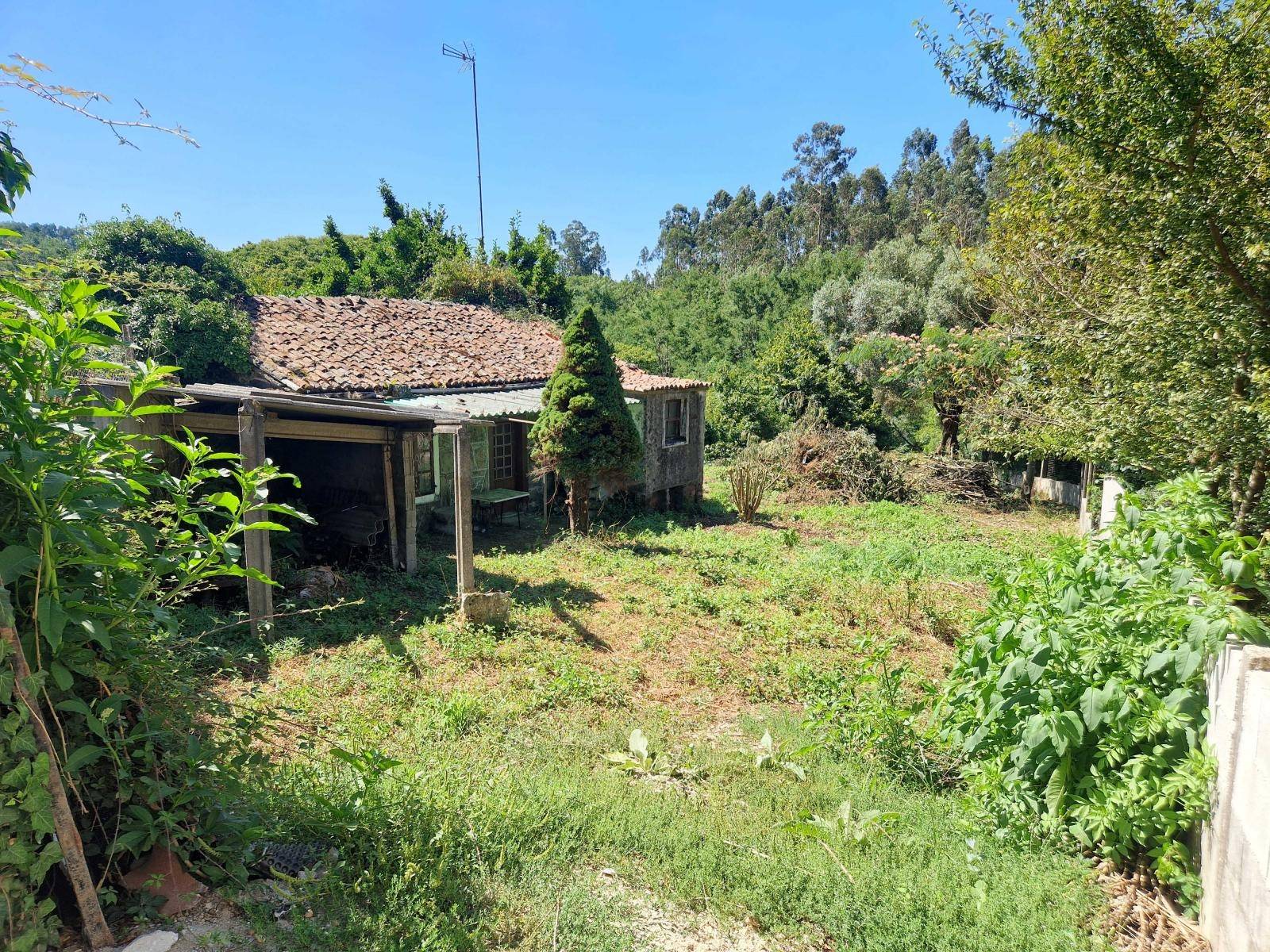 CASA A REFORMAR CON TERRENO MUY CERCA DE BERTAMIRANS