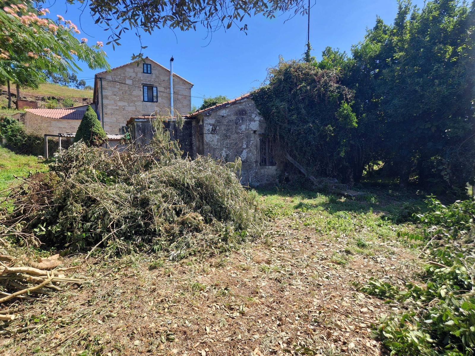 CASA A REFORMAR CON TERRENO MUY CERCA DE BERTAMIRANS