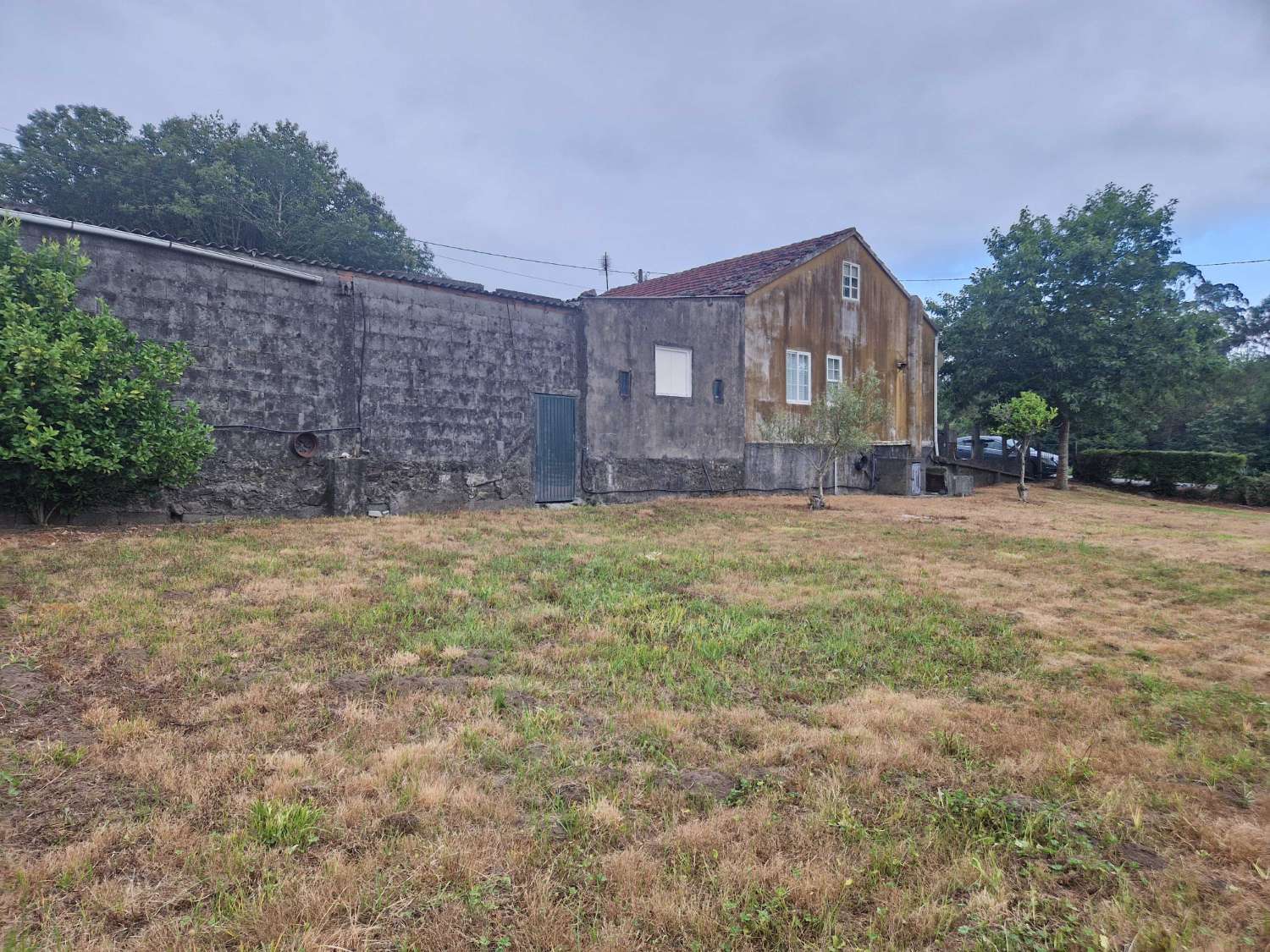 CASA CON AMPLIO TERRENO EN ZONA DE ARO, NEGREIRA