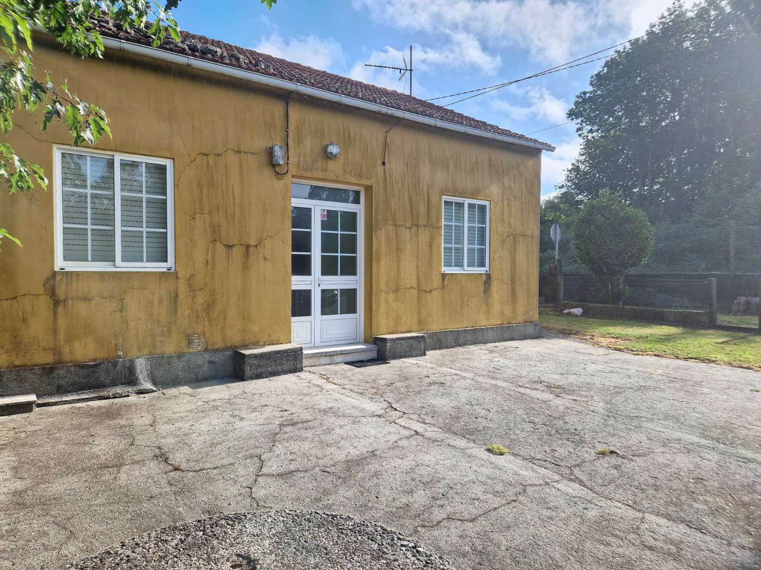 CASA CON AMPLIO TERRENO EN ZONA DE ARO, NEGREIRA