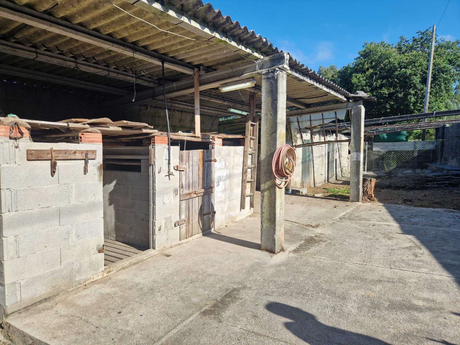 CASA CON AMPLIO TERRENO EN ZONA DE ARO, NEGREIRA