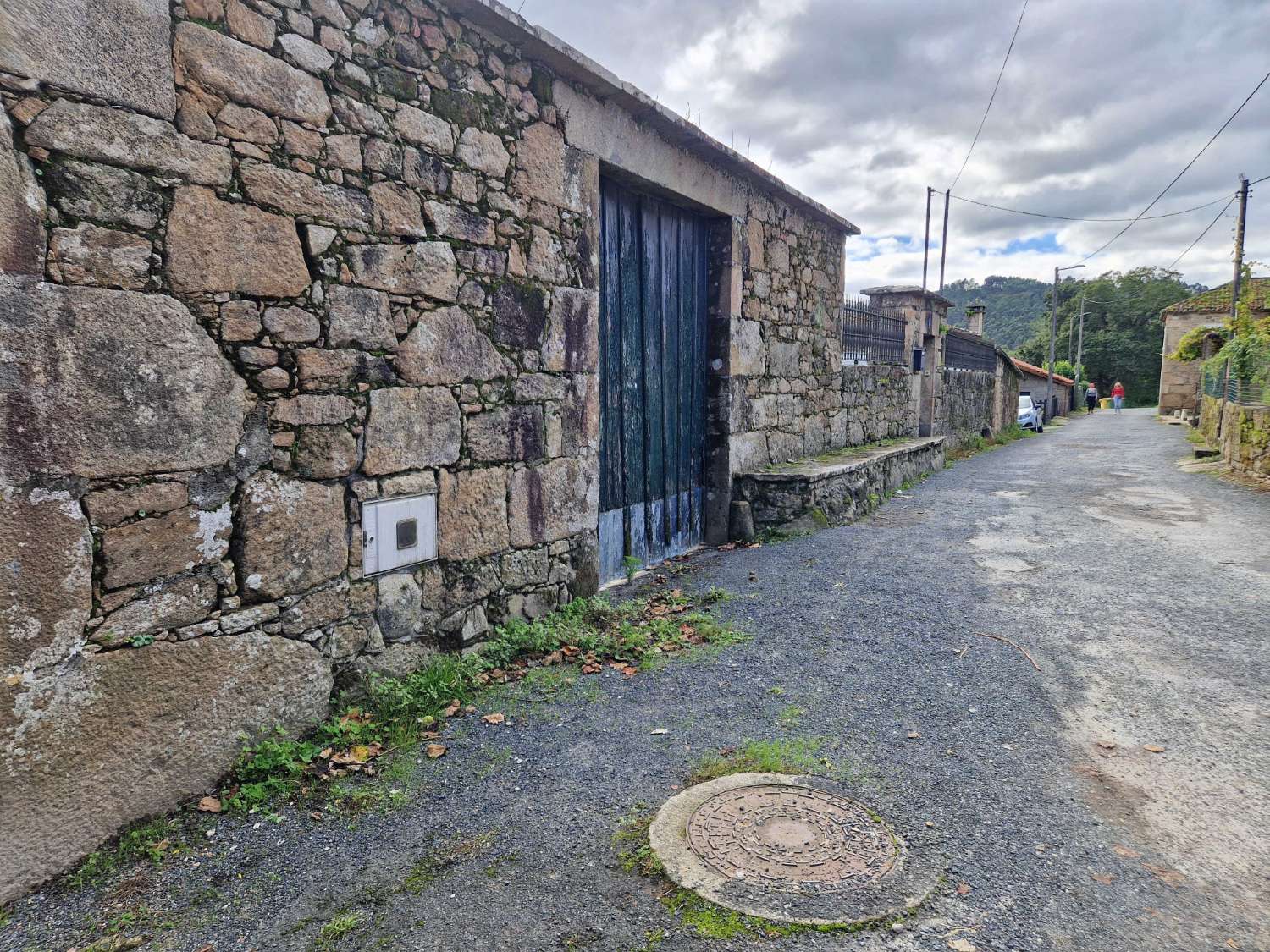 CASA DE PIEDRA CON AMPLIO TERRENO ZONA DE CALO, TEO