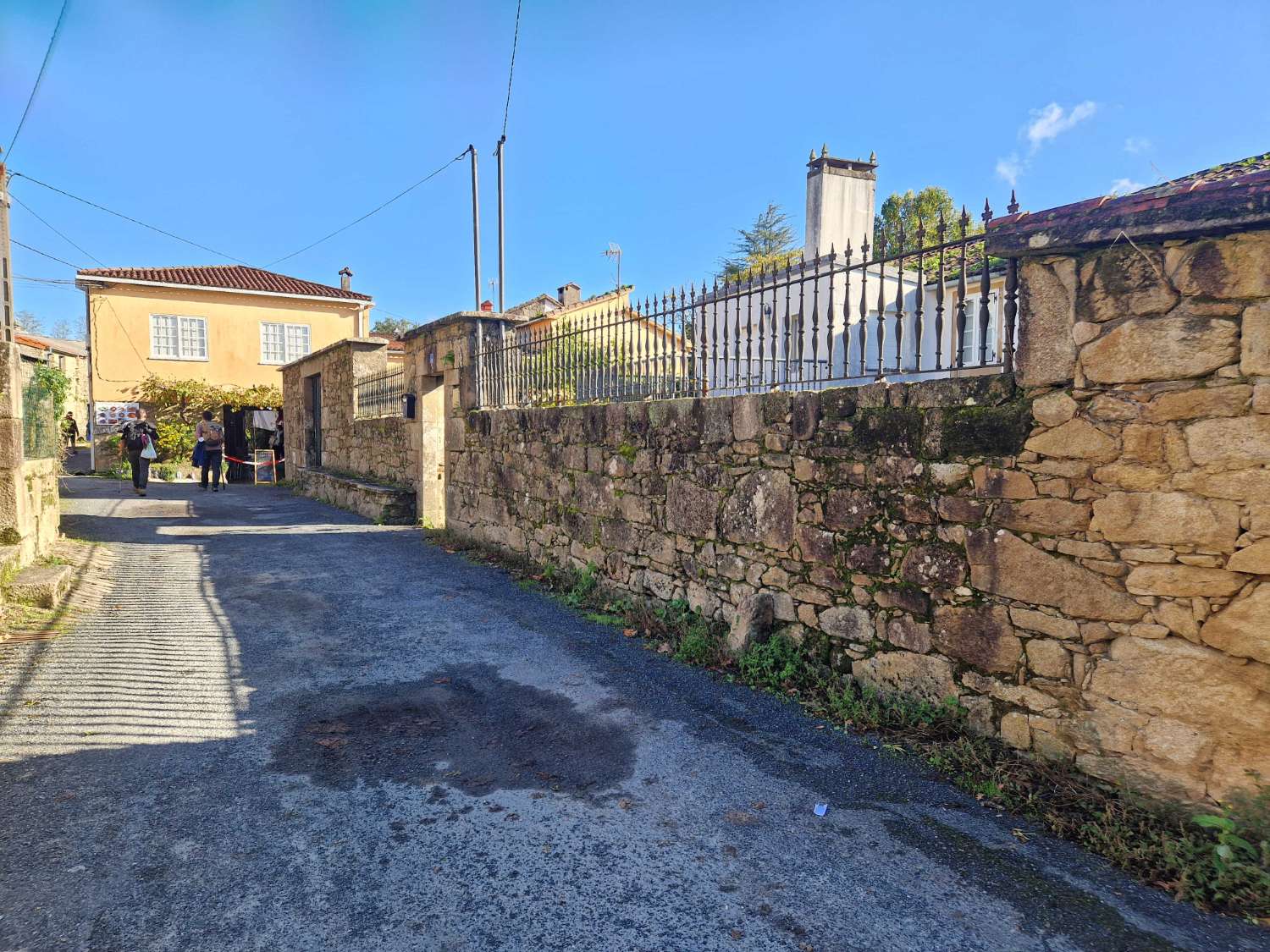 CASA DE PIEDRA CON AMPLIO TERRENO ZONA DE CALO, TEO